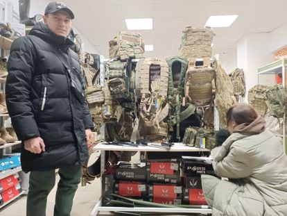 Una pareja visitaba el martes una tienda de equipación militar en Kiev.