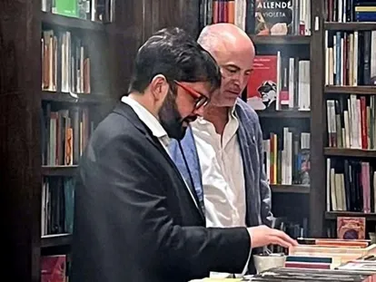 El presidente chileno, Gabriel Boric, en la librería Eterna Cadencia de Buenos Aires.