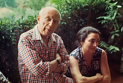 Pablo Picasso con su mujer Jacqueline, en octubre de 1971.