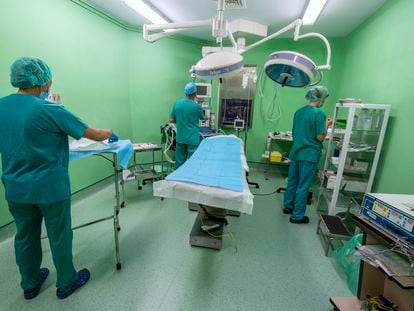 Personal sanitario prepara uno de los quirófanos de la clínica Isadora en Madrid, en 2021.