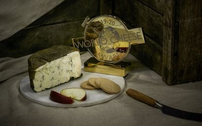 Rogue River Blue, un queso biológico azul elaborado por el productor estadounidense Rogue Creamery, fue elegido el mejor de queso del mundo en los World Cheese Awards 2019, celebrados en Bérgamo (Italia). Es el primer queso estadounidense que gana este certamen, en el que este año participaron 3.804 candidatos procedentes de 42 países. Elaborado con leche biológica de vaca procedente de Rogue Valley, en el sur de Oregón, el queso se madura en cuevas durante 11 meses y se envuelve en hojas de parra de uva syrah previamente empapadas en licor de pera