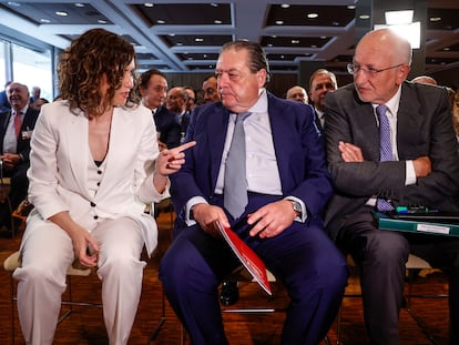 La presidenta de la Comunidad de Madrid y presidenta del PP de la Comunidad de Madrid, Isabel Díaz Ayuso, el presidente de AVE, Vicente Boluda y el presidente de Mercadona, Juan Roig, después de su reunión con la Asociación Valenciana de Empresarios (AVE), en el Hotel SH Valencia Palace, este viernes.