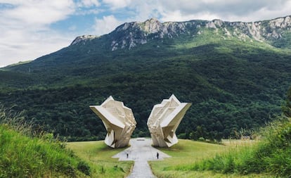 Monumento a las víctimas de la guerra en el parque nacional de Sutjeska, en Bosnia Herzegovina, por que el que discurre la Vía Dinárica.