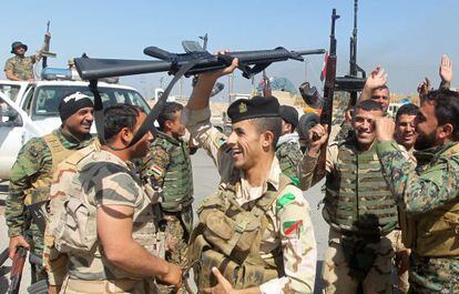 Soldados iraquíes celebran su avance hacia Tikrit desde las afueras de la ciudad.