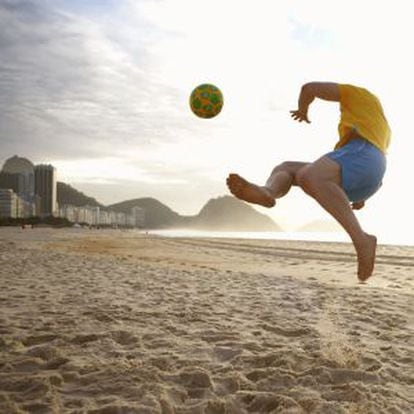 Fútbol en la playa de Copacabana.