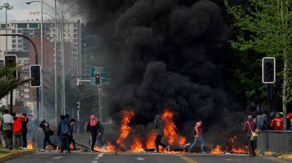 Manifestantes en contra del Gobierno chileno, este domingo. 