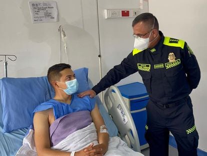 El director general de la Policía de Colombia, general Jorge Vargas, visita a Jesús Pineda, patrullero herido en un ataque en Bogotá.