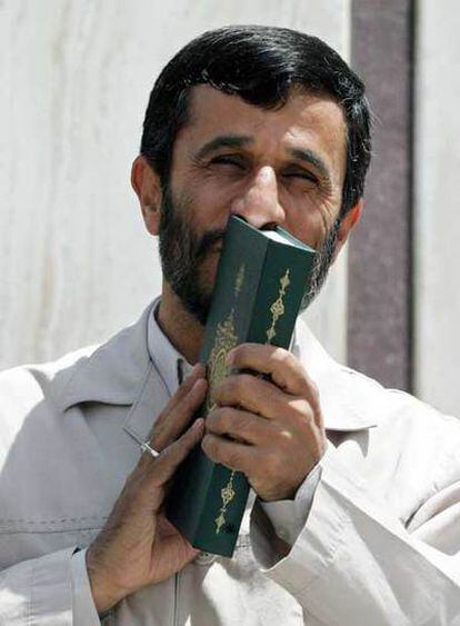 El presidente iraní, Mahmud Ahmadineyad, besa un ejemplar del Corán, en una imagen del pasado año.