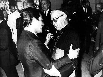 El presidente del Gobierno Adolfo Suárez y el cardenal Vicente Enrique y Tarancón se saludan durante la recepción celebrada en la Nunciatura con motivo del aniversario de la entronización del papa Juan Pablo II el 30 de junio de 1979.