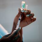 Un trabajador sanitario prepara una dosis de la vacuna de AstraZeneca, en Río de Janeiro, Brasil.