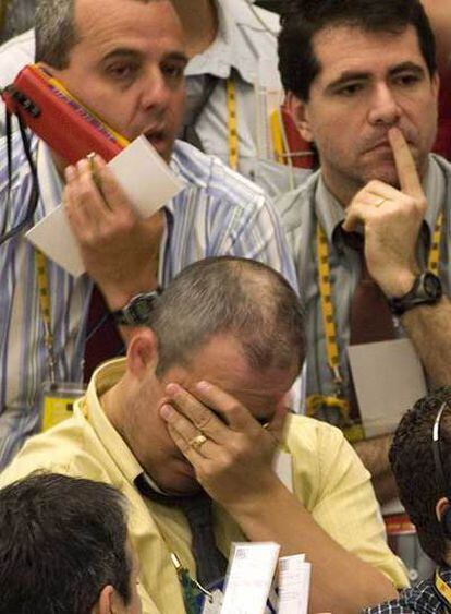 Operadores del mercado de materias primas de São Paulo, durante una dura sesión.