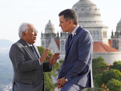 António Costa y Pedro Sánchez, conversan tras la cumbre entre Portugal y España en Viana do Castelo.
