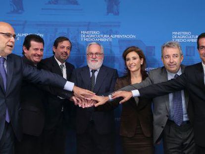 Ca&ntilde;ete, en el centro, sella el pacto con los consejeros de las cinco comunidades. A su derecha, el secretario de Estado, Federico Ramos. 