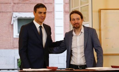 El presidente del Gobierno, Pedro Sánchez, y el secretario general de Podemos, Pablo Iglesias, en la firma del acuerdo de Presupuestos el pasado septiembre. 