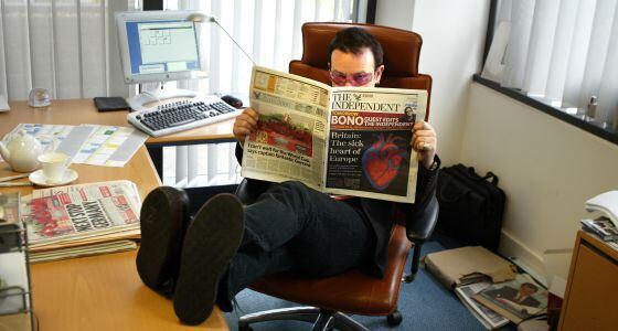 Bono posando como director del diario.