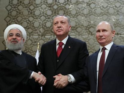 (De izq. a der.) El presidente iraní, Hasan Rohaní, y su homólogo turco, Recep Tayyip Erdogan, y ruso, Vladímir Putin, en Ankara (Turquía) este miércoles.