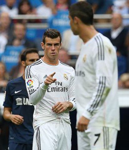 Bale hace un gesto a Cristiano Ronaldo en el Madrid-Málaga.