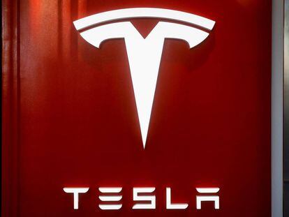 The Tesla logo is seen at the entrance to Tesla Motors&#039; new showroom in Manhattan&#039;s Meatpacking District in New York City, U.S., December 14, 2017. REUTERS/Brendan McDermid