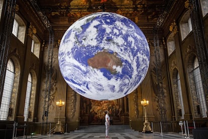 'Gaia', obra del artista Luke Jerram, durante su exhibición en Greenwich, Londres, en 2020.