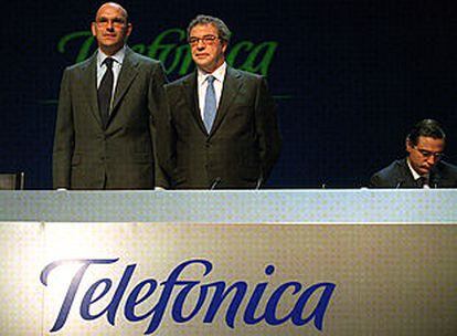 Fernando Abril Martorell (a la izquierda) y César Alierta. Sentado, el secretario, Antonio Alonso Ureba.