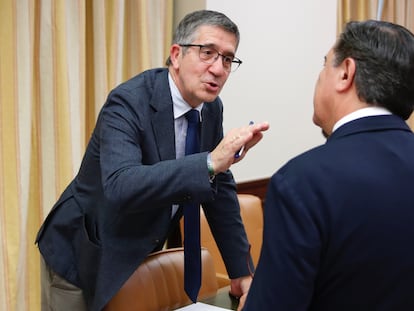 El presidente de la Comisión Constitucional, Patxi López, habla con el diputado popular José Antonio Bermúdez de Castro durante la comisión que ratificó el paso de la Ley de Memoria Democrática al pleno.