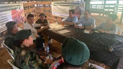 El alto comisionado para la Paz, Danilo Rueda, reunido con cuatro miembros de las disidencias de las FARC.