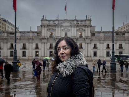 Ana Maria Campillo frente al Palacio de La Moneda, en Santiago (Chile).