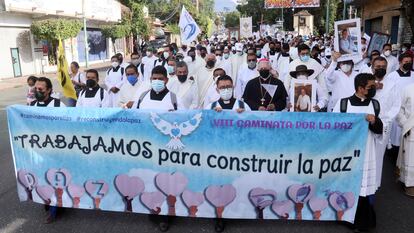 Asistentes a la Caminata por la paz, este sábado en Cuernavaca.