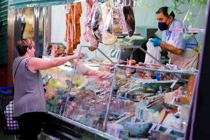Una mujer compra en un mercado de Madrid esta semana.