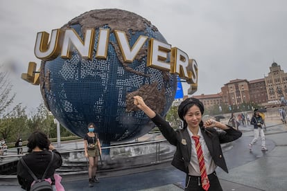 Un visitante posa en la entrada de Universal Studios Beijing el día de su inauguración oficial.