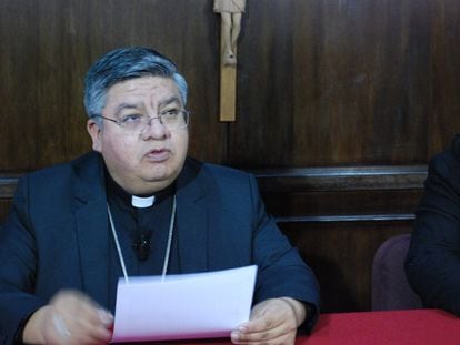 El obispo Giovani Arana, secretario general de la Conferencia Episcopal Boliviana, anuncia la creación de una comisión de investigación de todos los casos de abusos de pederastia en la Iglesia boliviana, este miércoles en La Paz.