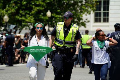 Alexis McGill Johnson es detenida el 30 de junio durante una manifestación en defensa del derecho al aborto ante la sede del Tribunal Supremo, en Washington.