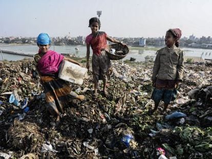 Innumerables niños trabajan en el vertedero de Dacca recogiendo basura.