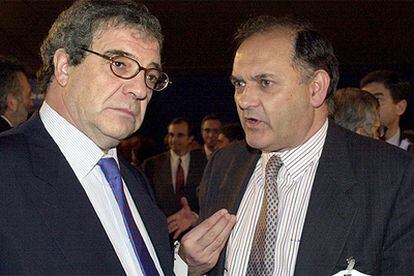 César Alierta (izquierda) y Luis Lada, en una convención de directivos de Telefónica del año 2002.
