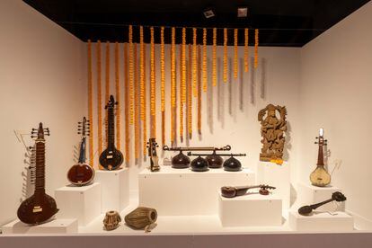 Instrumentos antiguos indios expuestos en el Fernán Gómez