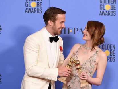 Ryan Gosling y Emma Stone con sus Globos de Oro , por "La La Land'.