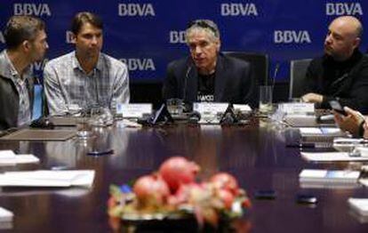 De izquierda a derecha, Aaron Patzer, Dan Bragiel, Ury Levine y Gil Penchina participan en la rueda de prensa de presentación del "Meet Latam BBVA - El Mercurio 2013", en Santiago de Chile.