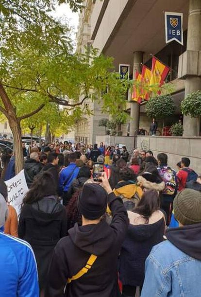 Imagen del primer cacerolazo realizado a finales de noviembre frente al Consulado de Colombia en Madrid.