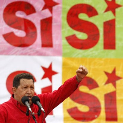 Hugo Chávez, se dirige a sus seguidores al concluir la manifestación