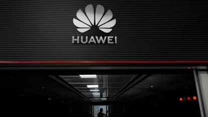 Un técnico, en la entrada de un servidor de telefonía 5G de Huawei en Cantón (China).