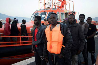 Llegada a Motril de inmigrantes rescatados por Salvamento Marítimo el pasado día 29.
