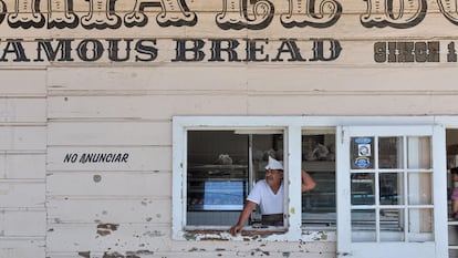 Panadero de El Boleo, una famosa panadería en Santa Rosalía, en Baja California, México.