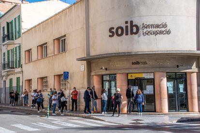 Varias personas hacen cola ante una oficina del Servicio de Ocupación y Empleo de Baleares este martes en Palma.