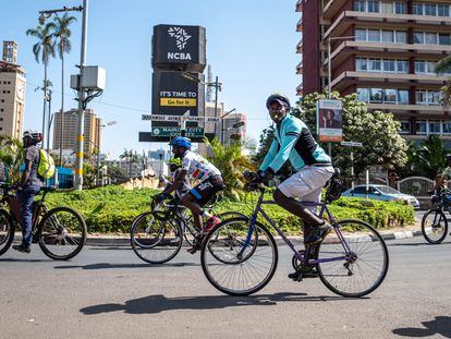 Manifestantes en bicicleta recorren la avenida Harambee, cerca de la Asamblea Nacional de Kenia en Nairobi.