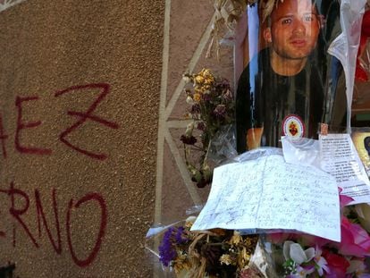 Altar en memoria de 
El Sae que se levantó por sus familiares y amigos en el lugar en el que fue acribillado a tiros el pasado mayo, en la calle de Juan Tornero de Madrid.