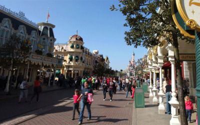 Main Street USA, calle de compras y restaurantes del parque Disneyland.