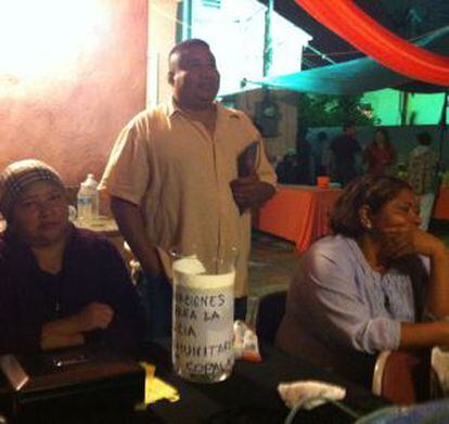 Mesa de donaciones para la policía comunitaria de Copala, en una fiesta de Haloween.