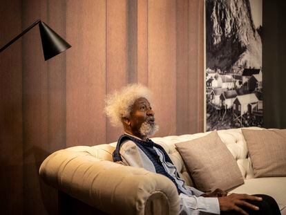 Wole Soyinka, Premio Nobel de Literatura en 1986, fotografiado durante una entrevista con EL PAÍS, en Madrid.