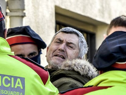 Jordi Magentí és traslladat pels Mossos a un registre a la casa del seu tiet el maig passat.
