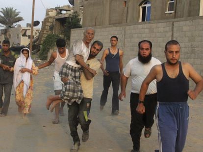 Vecinos corren a refugiarse durante un bombardeo en Rafah, al sur de la Franja
